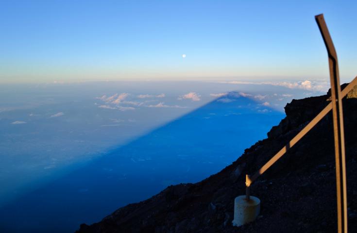 登山道から眺める影富士(イメージ)