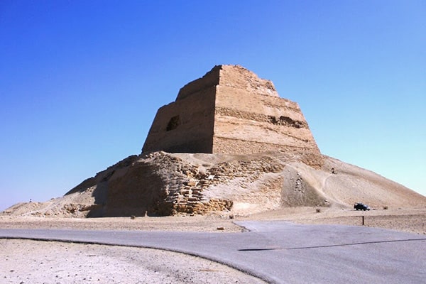 イメージ：メイドゥームの崩れピラミッド