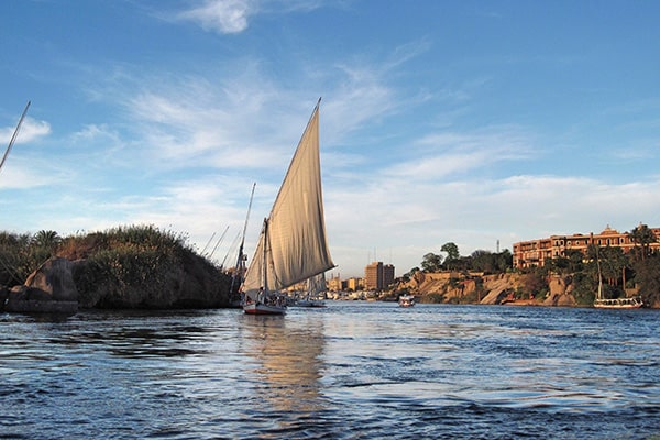 イメージ:切りかけのオベリスク(アスワン)2