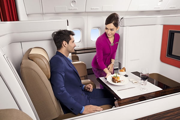 イメージ：快適性を兼ね備えたファーストクラスお食事時間3