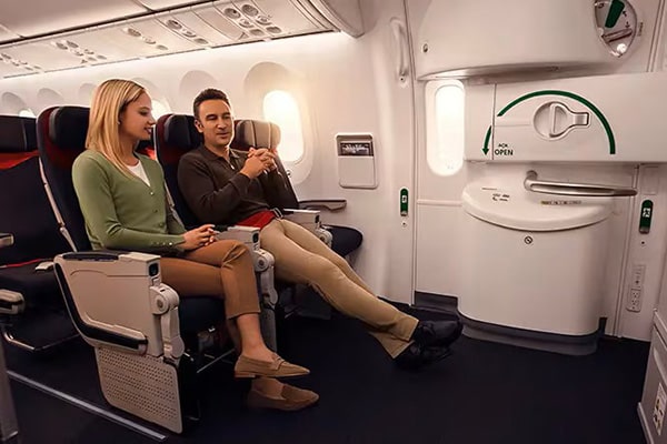 イメージ：快適な空の旅をお届けするエコノミークラス2