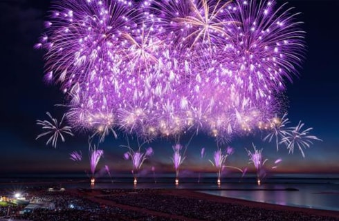 東京 新宿発 必見海中空スターマインと尺玉100発一斉打ちが圧巻の ぎおん柏崎まつり海の大花火大会 を見に行こう 観覧席なしプラン