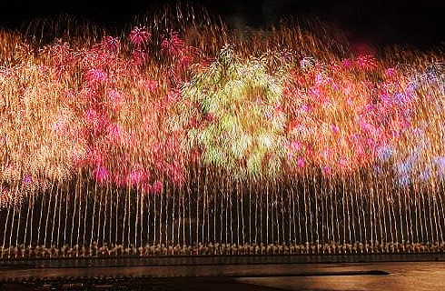 東京 新宿発 必見海中空スターマインと尺玉100発一斉打ちが圧巻の ぎおん柏崎まつり海の大花火大会 を見に行こう 観覧席なしプラン