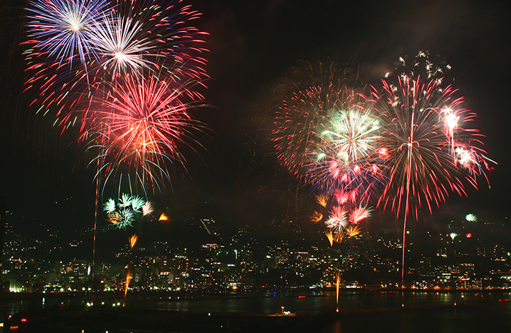 新宿発 夏の熱海海上花火大会 と 御殿場プレミアムアウトレット でゆっくり買い物 御殿場 高原ビール での美味しいディナーバイキング付き キラキラ日帰りバスツアー 花火鑑賞に便利なレジャーシート付
