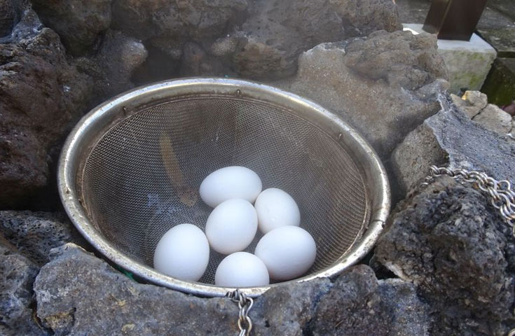 「小沢の湯」では高温の蒸気を利用し、ゆで卵を作ることもできます。