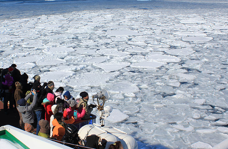 幻想的なライトアップされた氷瀑まつりと網走流氷観光砕氷船 おーろら に乗船体験 網走でかに いくらに舌鼓