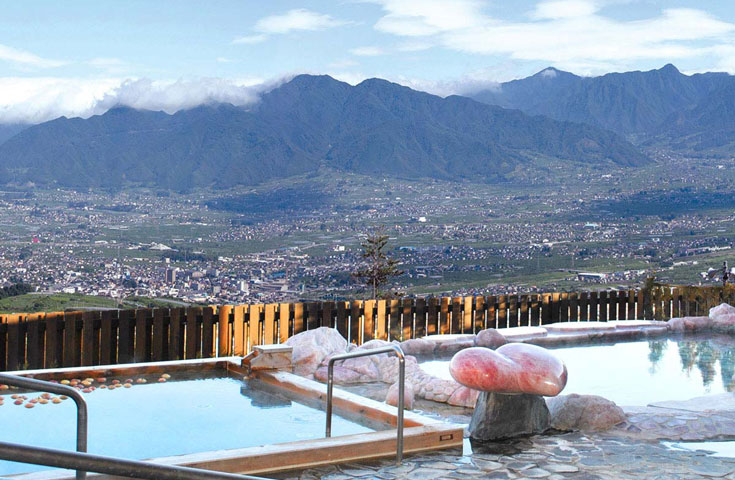 ズワイ蟹もいちごも食べ放題 桔梗屋アウトレットでお買い物や老舗ワイナリー見学 試飲体験 恋人の聖地で知られる公園散策や富士山も見える見晴らし最高の温泉等 冬の醍醐味満喫日帰りバスツアー