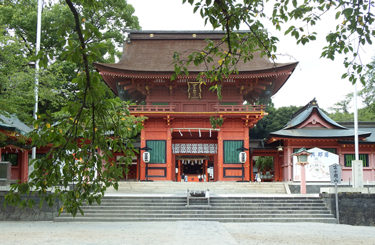 浅間神社の総本山、毎年三が日には30万人以上の参拝客が訪れる