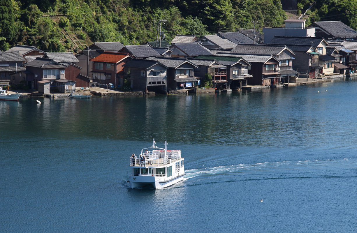 日本一美しいとも言われる、伊根の舟屋を遊覧船から眺めます