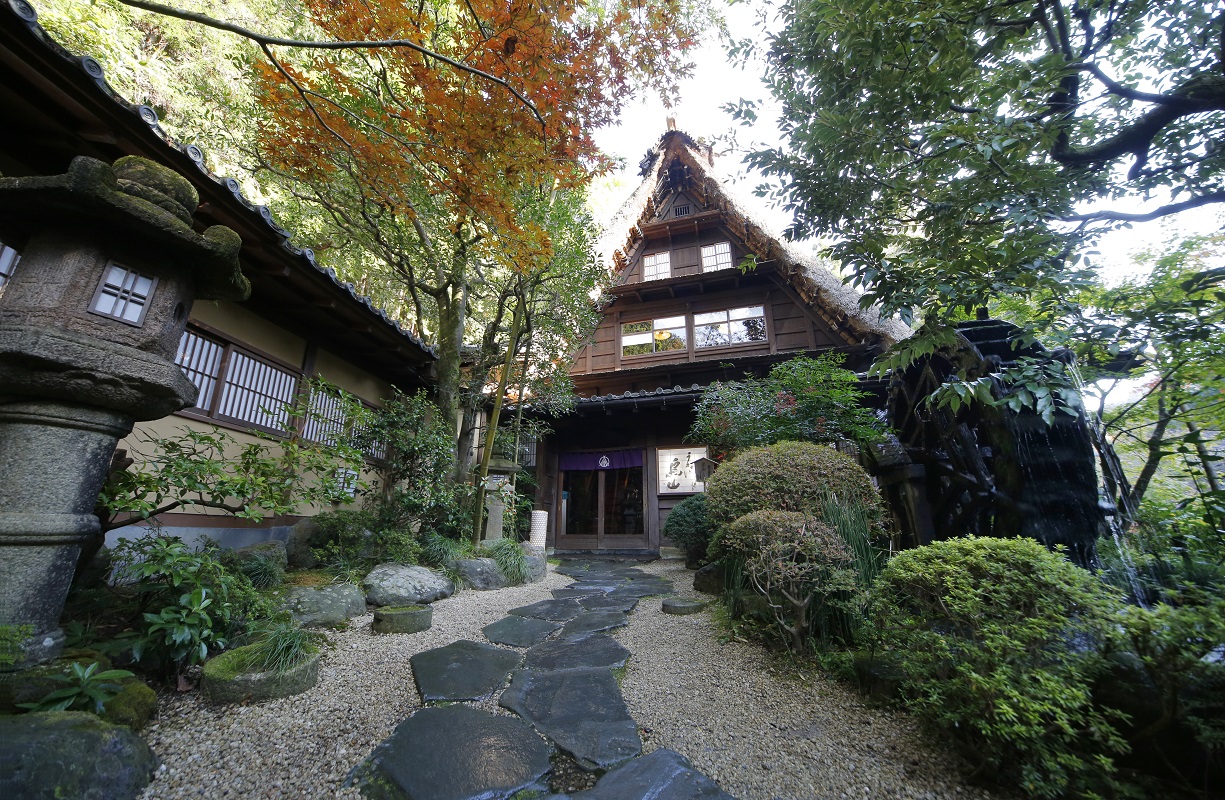 <GoToトラベル対象プラン>【ご自宅発着】【バリアフリーツアー】〜ハイヤーでプライベートなお出かけ、【いろり炭火焼き料理 うかい鳥山】で風雅なひと時を〜 往復ご送迎・昼食付きプラン