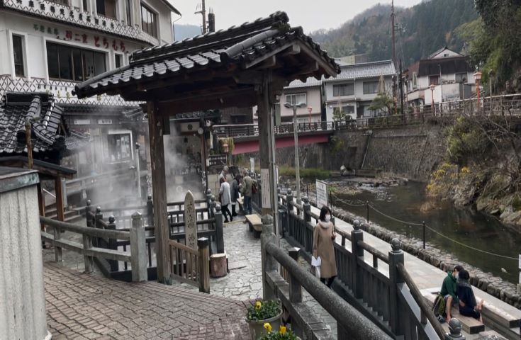 大阪発 たっぷり 10品のタグ付き松葉がに使用の会席料理 湯けむり漂う湯村温泉街をぶらりと散策のバスツアー