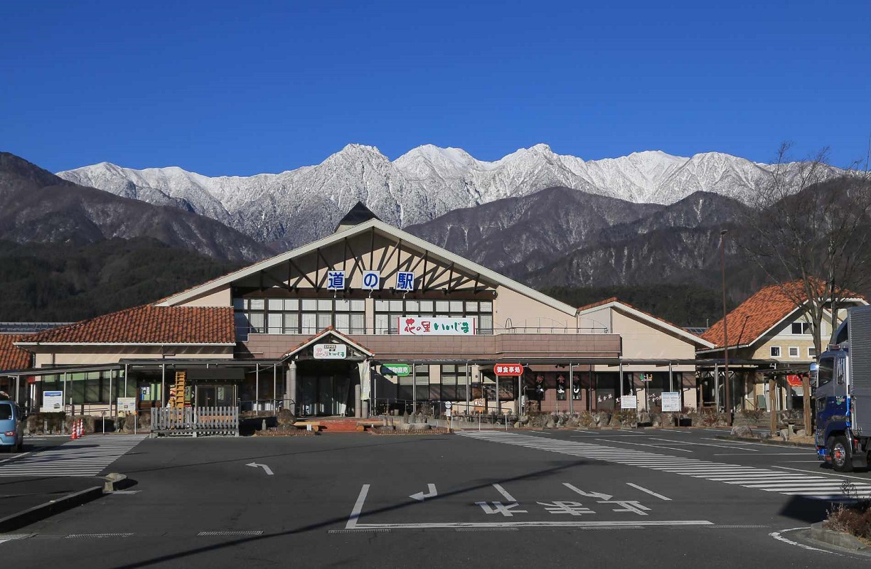 名古屋発 南信州壮大なアルプス 信州米豚ステーキ彩り野菜の陶板焼 トキメキの桃狩り2個 食べ放題夏限定の日帰りバスツアー