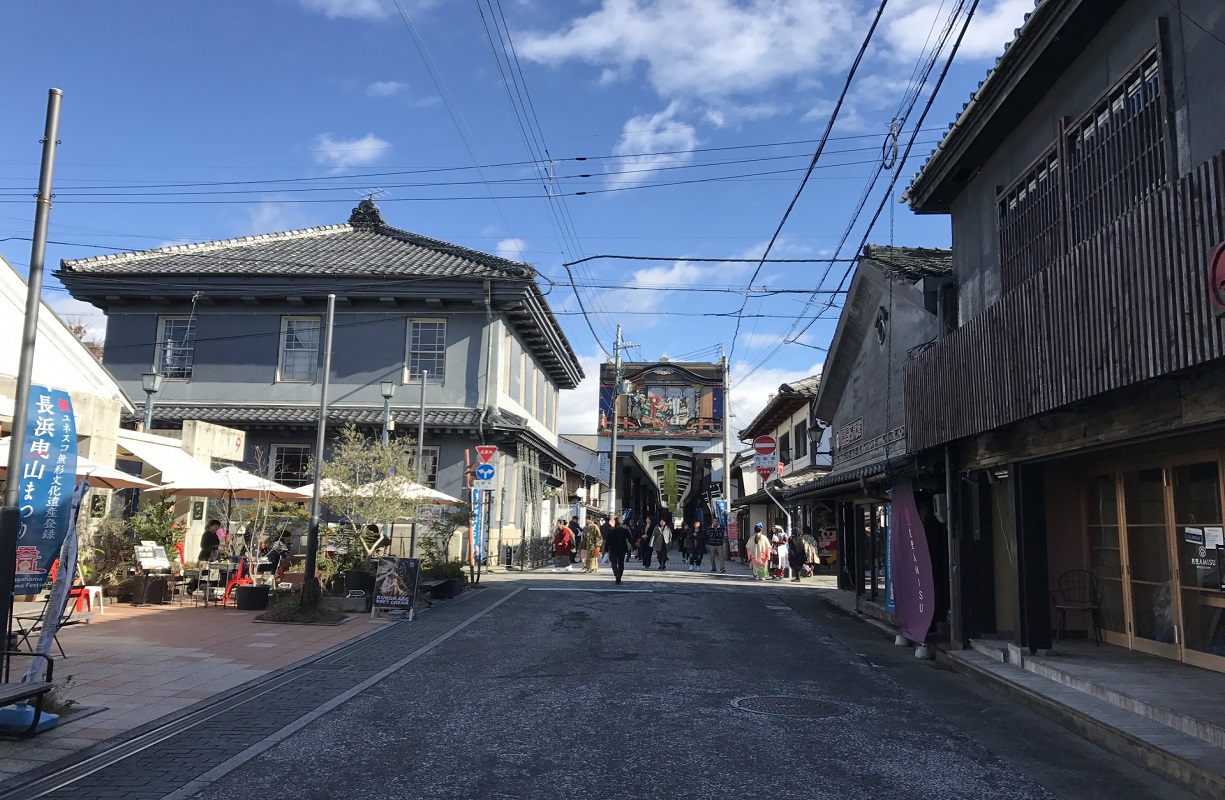 大阪発 近江牛食べ放題 商売 盛 縁結びの三大稲荷の千代保稲荷にて参拝 風情漂う街並み長浜黒壁 スクエアと彦根キャッスルロードにて6つの食べ歩き串カツ わらびもち シフォンケーキ 海老ゴマせんべい どら焼き プリン付き