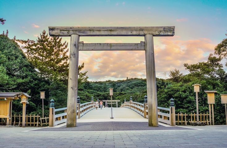 名古屋発 日本最高位の神社 伊勢神宮 を外宮から内宮参拝 シンボル夫婦岩へ縁結び お食事は伊勢うどん 手こね寿司のご当地名物をお楽しみ日帰りツアー