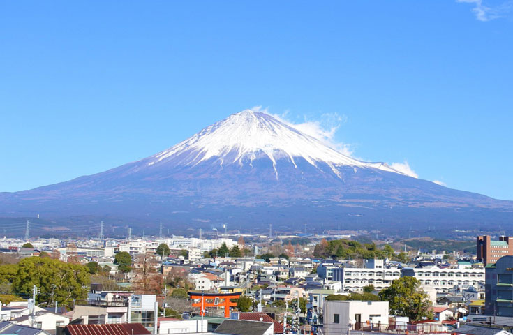 雪解けの絶景。世界遺産富士山を堪