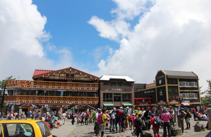 旅行好き同士のマッチング恋活 女性申込用 富士山麓の花畑 花の都公園 や富士山五合目をお散歩デート 河口湖畔でキャンドル作り体験も楽しめる山梨の郷土料理ほうとう鍋の食事がついたバスツアー