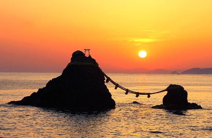 二見興玉神社 夫婦岩からの朝日(イメージ)