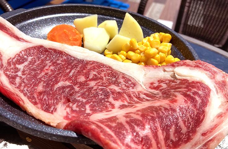 It is eating a food with great relish in ranch of "Koshu wine beef steak" from hometown set!