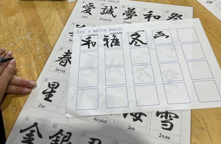 日本旅行の思い出に、気軽に楽しめる人気の日本の伝統文化習字体験