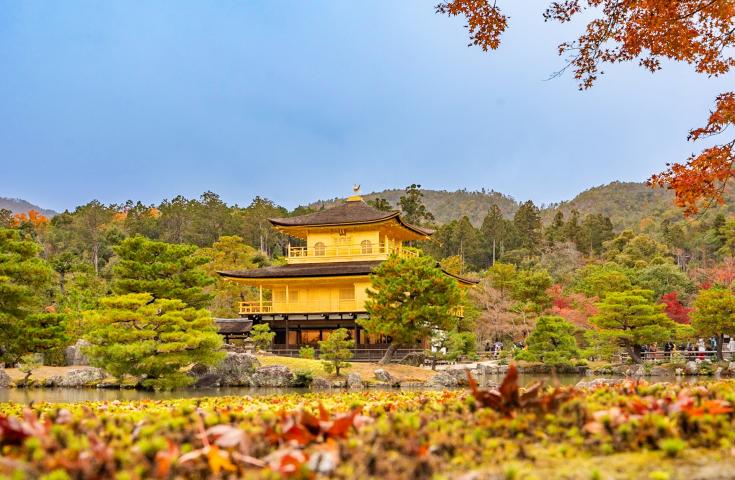 金閣寺と周囲の山