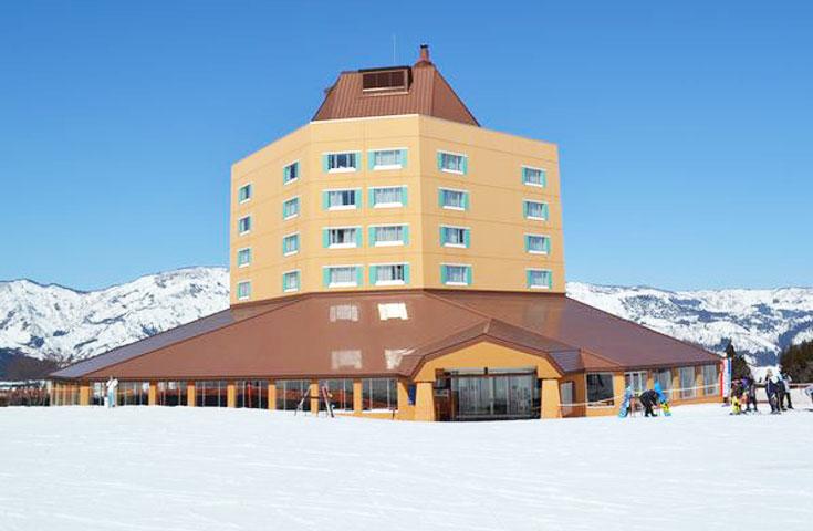 雪と山と空に囲まれ、最高の景色をひとり占め