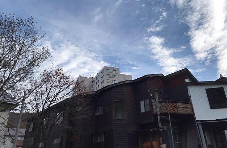 冬の苗場に溶け込む木の板張りの自然な外観