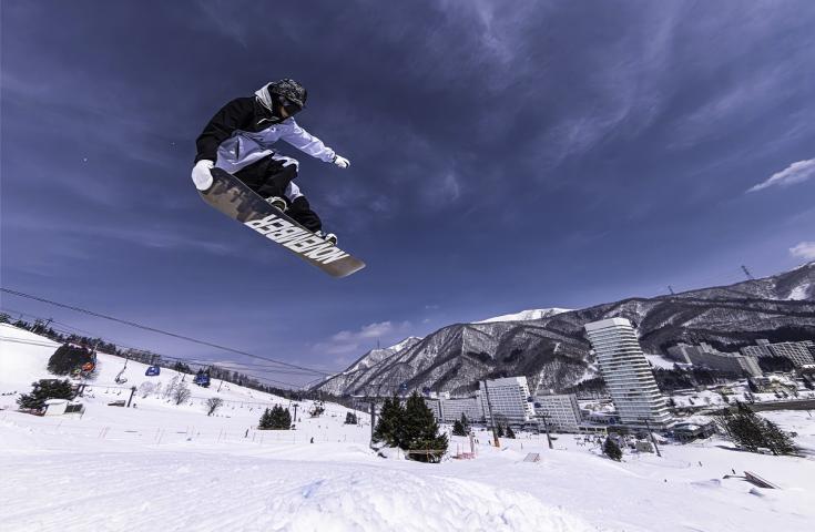 青空へ飛び出す、冬だけの自由