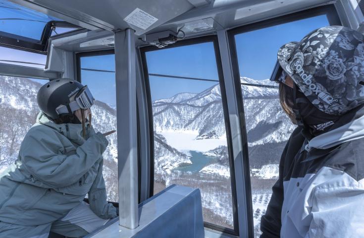 日本最長！ドラゴンドラに乗車してかぐらスキー場へ