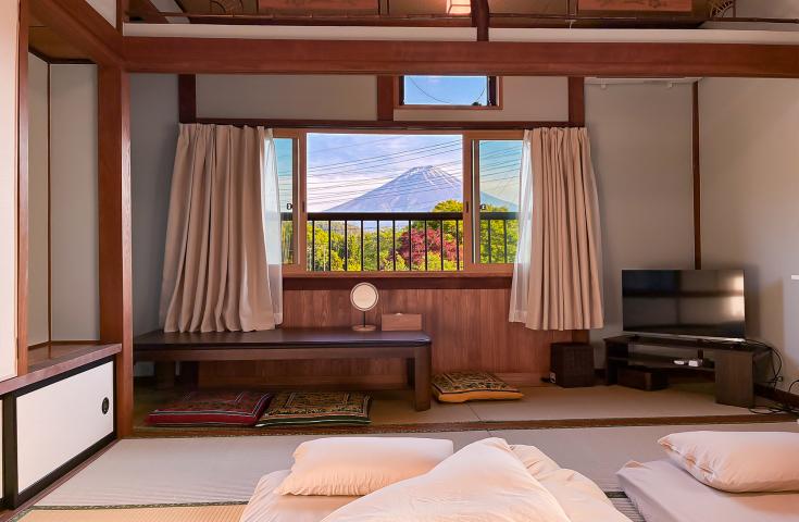 畳の上で寛ぎ、河口湖の風と富士山を望む。和の伝統と絶景が融合した、フォトジェニックなお部屋です。