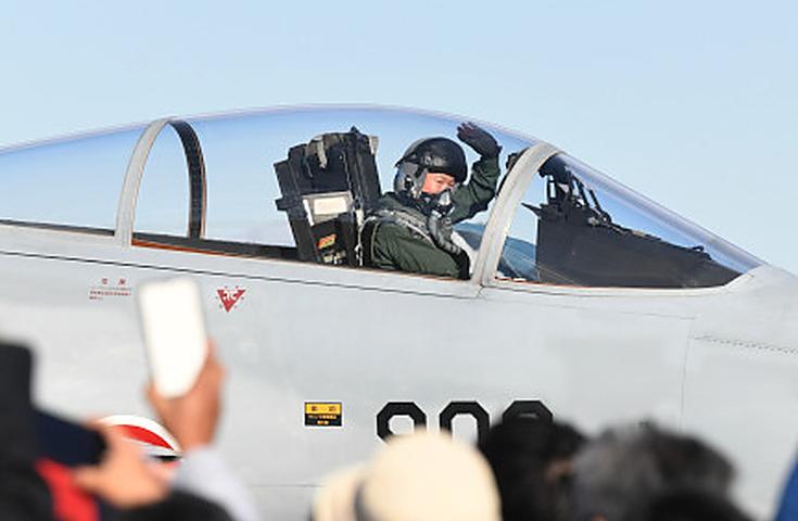 コックピットから手を振るパイロット。航空機を間近に感じられる航空祭の魅力。