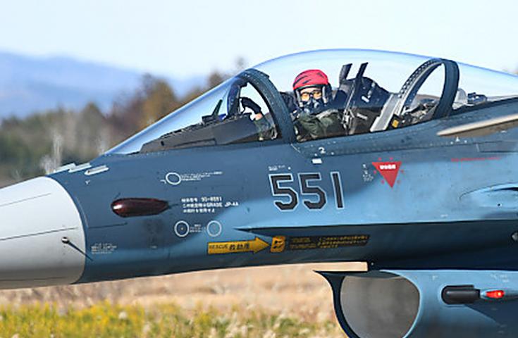 青い洋上迷彩が印象的なF-2戦闘機。パイロットの姿を間近に感じられる一枚。