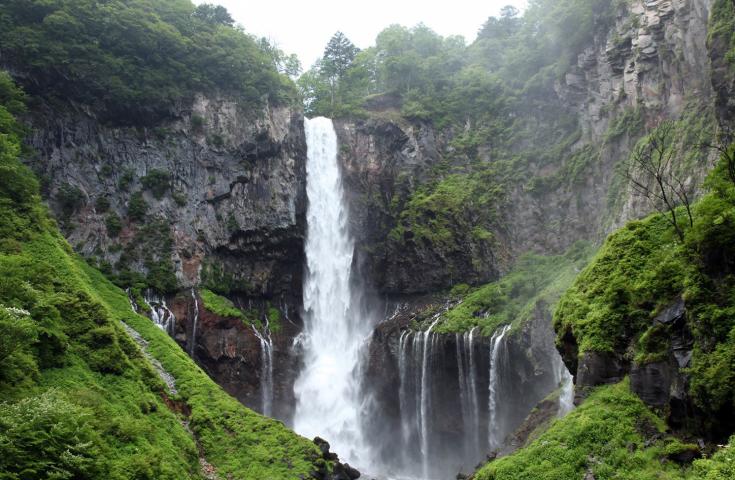 高さ97メートルの岸壁を一気に落下する壮大「華厳の滝」を見学
