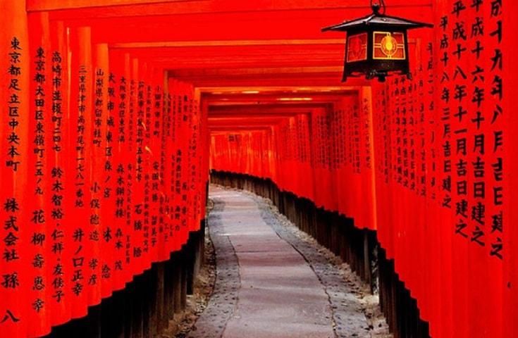 Crimson Senbon-torii which line of continues like tunnel