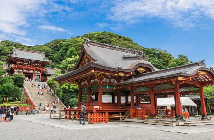 あざやかな朱色が美しい。鎌倉を象徴する神社「鶴岡八幡宮」