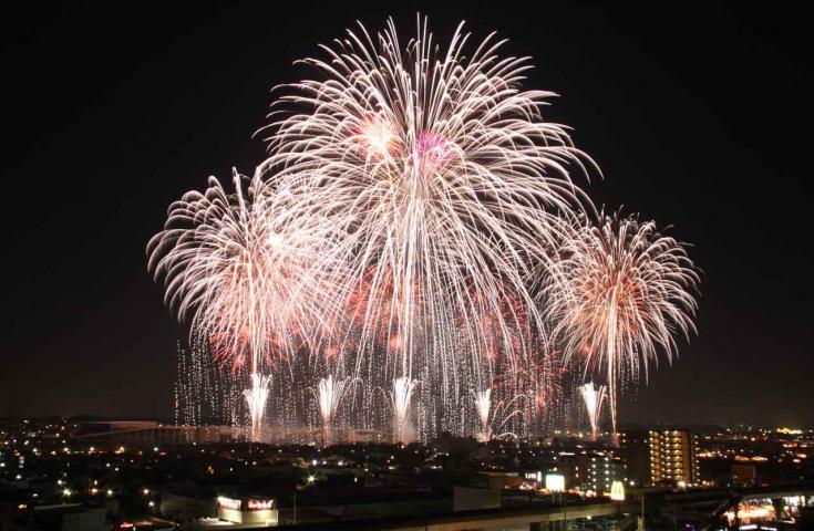 全国から実力派の花火師が参加する、見応えのある花火大会