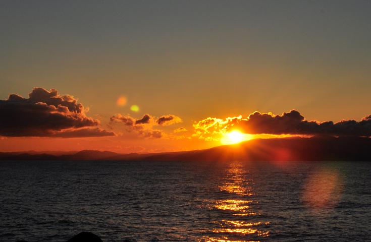 海から上がる太陽と赤色に輝く富士山を同時にご堪能