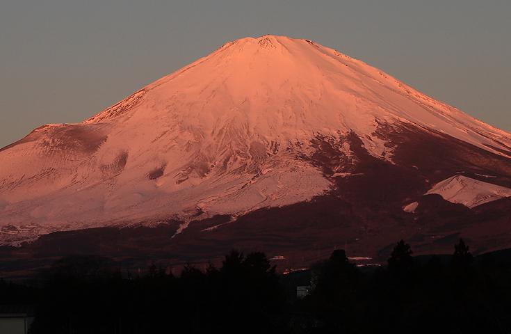 朝日で赤く染まる富士山「赤富士」