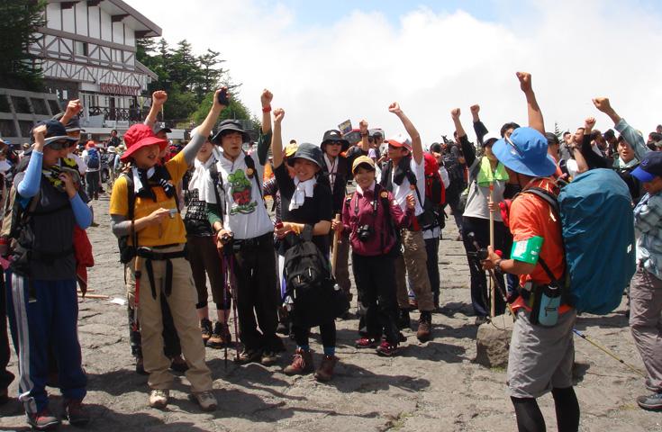 富士山専門ガイドと一緒に登山開始