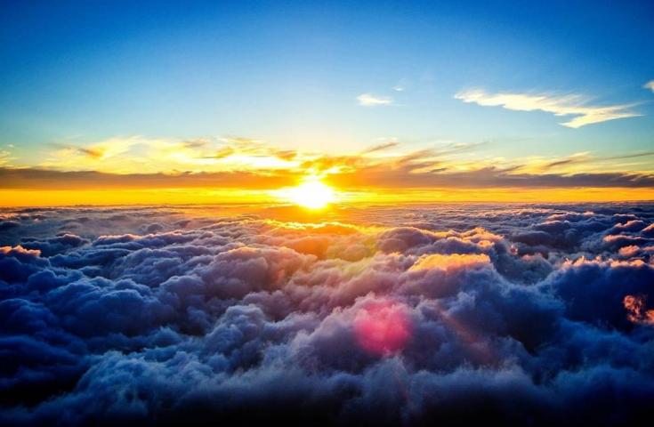 雲海から上るご来光(イメージ)