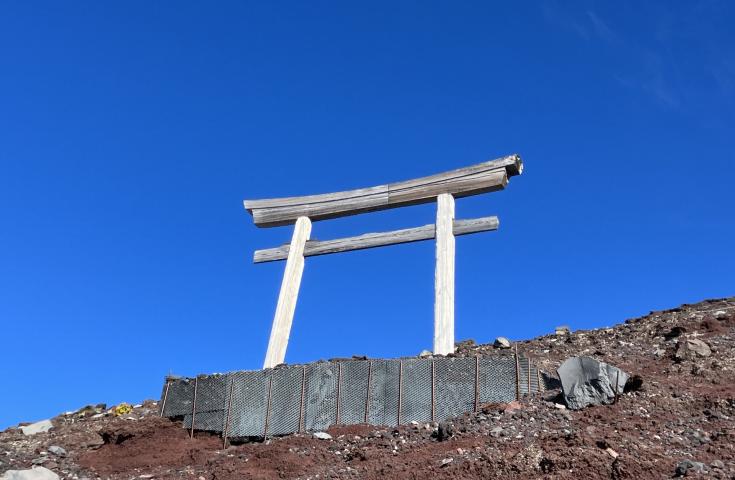 青い空に映える富士登山道の鳥居