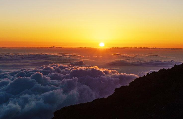 雲海から上るご来光(イメージ)