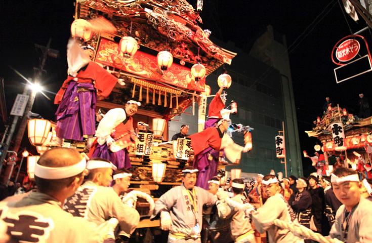 各屋台が祭り囃子、長唄、踊りなどを披露します。