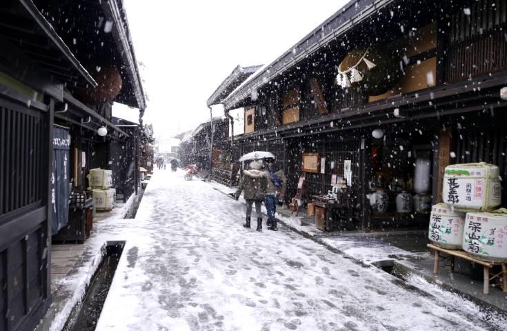 冬の高山で自由散策