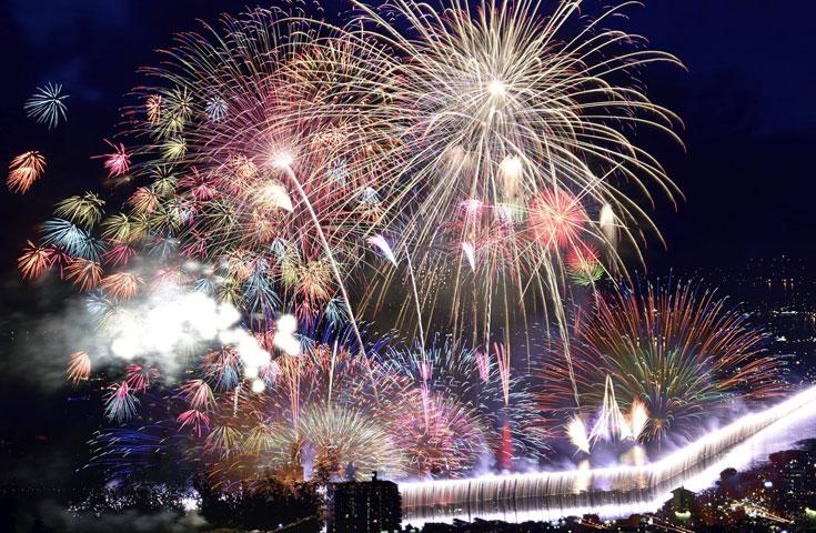 日本最大級の花火大会にふさわしい、息もつかせぬ展開が見所！