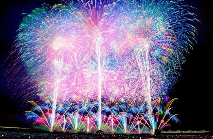長岡の夜空、熱く燃える。