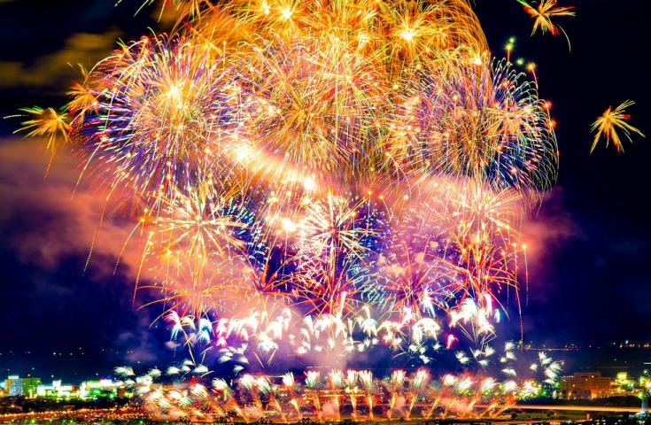夜空を舞台にした、光と音の壮大なシンフォニー。