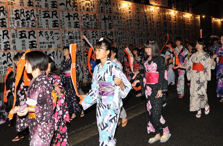 賑やかなお祭りの夜に浴衣が華やかさを添えて