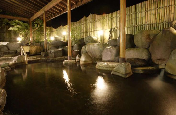 天然温泉を引き込んだ露天風呂やサウナ・水風呂・ジャグジーバスや岩造り露天風呂で、ゆったりとおくつろぎください。