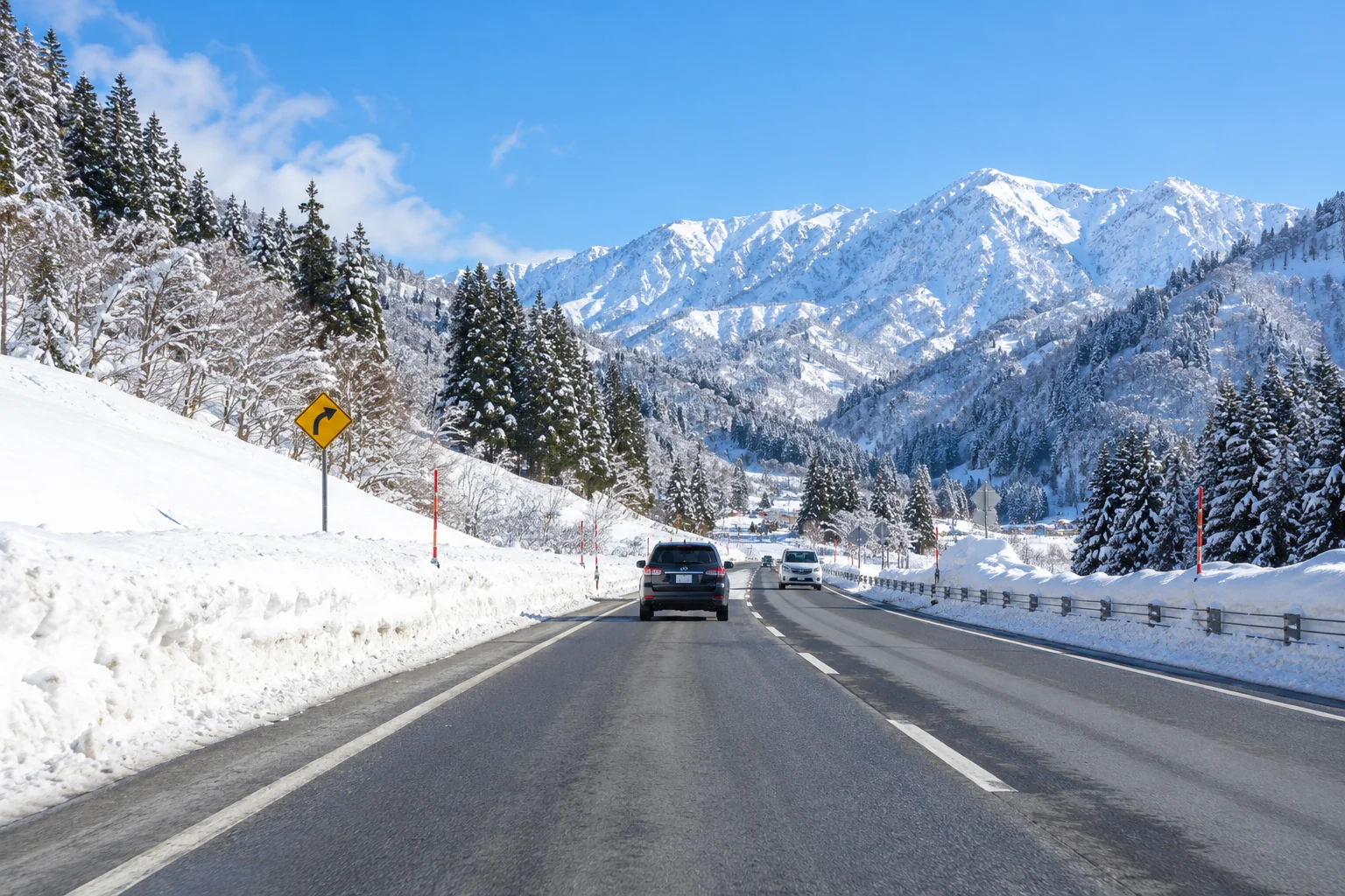 雪山へ向かう、除雪された幹線道路